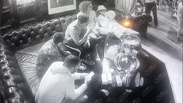 Varios jugadores del Arsenal 'cazados' inhalando el 'gas de la risa' en una discoteca