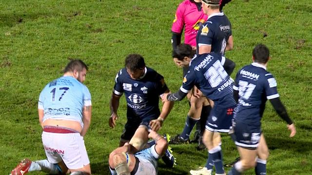 Ganz mies: Rugby-Spieler drückt am Boden liegendem Gegner Knie ins Gesicht und verletzt ihn Ganz mies: Rugby-Spieler drückt am Boden liegendem Gegner Knie ins Gesicht und verletzt ihn