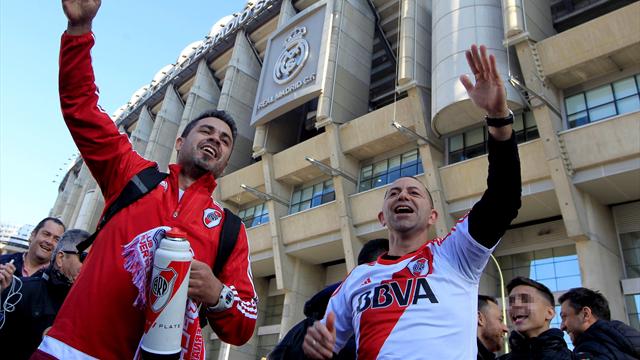 La Hinchada de River Plate da color a la noche madrileña cerca del Santiago Bernabéu La Hinchada de River Plate da color a la noche madrileña cerca del Santiago Bernabéu