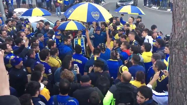 ¡Banderazo y locura en el hotel de Boca! Los aficionados xeneizes animaron como si fuese el partido ¡Banderazo y locura en el hotel de Boca! Los aficionados xeneizes animaron como si fuese el partido