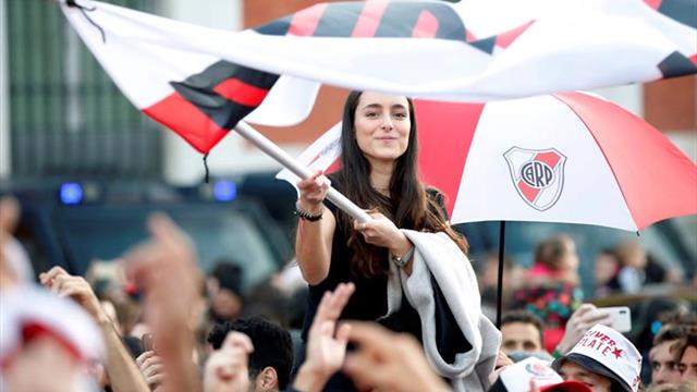 La afición de River Plate toma el centro de Madrid para su "banderazo"