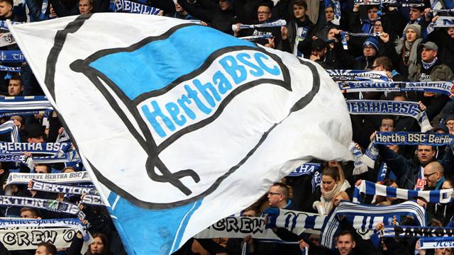 Schock-Moment: Hertha-Fan stürzt beim Torjubel in Graben