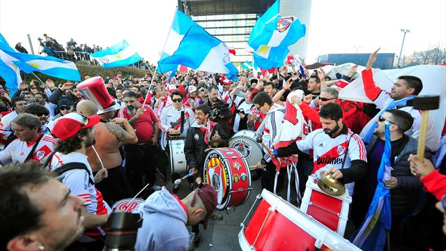 Fiestón a las puertas del hotel de concentración de River Plate Fiestón a las puertas del hotel de concentración de River Plate