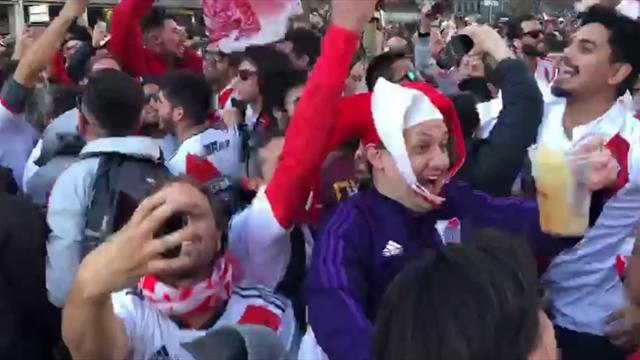 Los hinchas de River Plate lo dieron todo en la fan zone antes de salir hacia el Santiago Bernabéu Los hinchas de River Plate lo dieron todo en la fan zone antes de salir hacia el Santiago Bernabéu