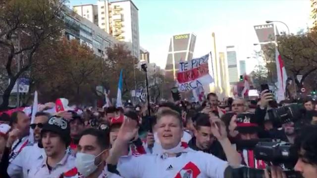 Así fue el descenso de la afición millonaria por el Paseo de la Castellana Así fue el descenso de la afición millonaria por el Paseo de la Castellana