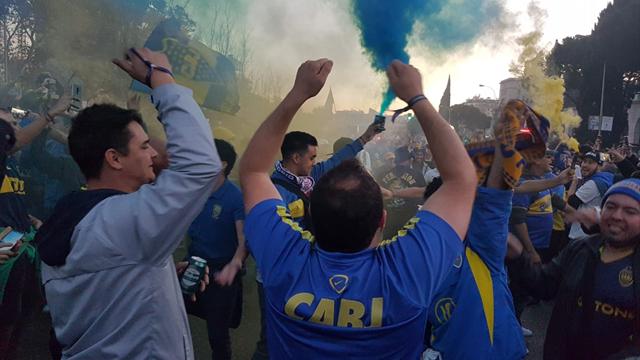 Bengalas entre los fans de Boca Juniors en Madrid en el camino a la final Bengalas entre los fans de Boca Juniors en Madrid en el camino a la final