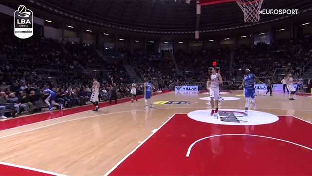 Fuori programma a Bologna: Petteway travolge un tifoso a bordo campo, che esce acclamato dai tifosi Fuori programma a Bologna: Petteway travolge un tifoso a bordo campo, che esce acclamato dai tifosi