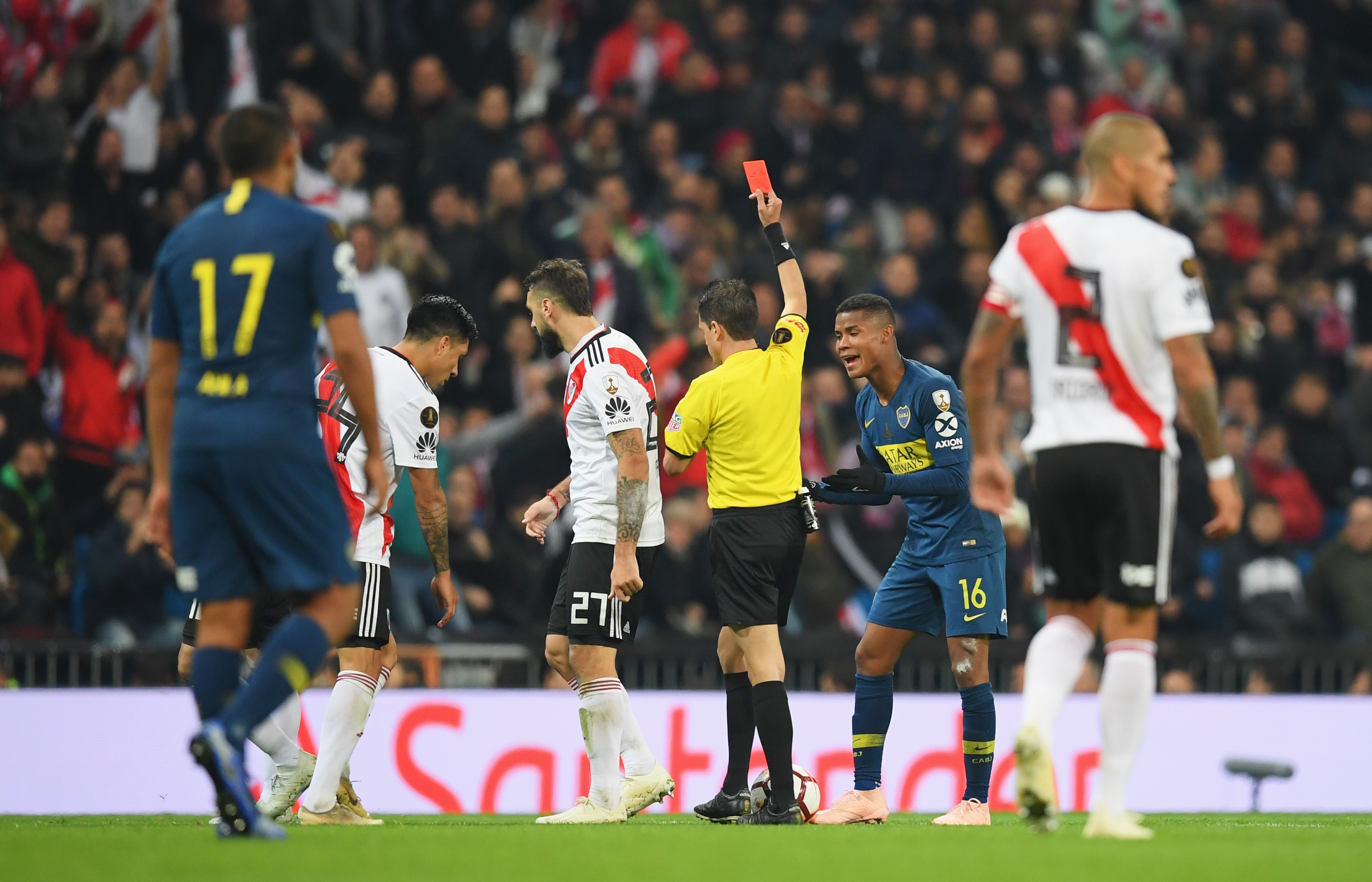 Wilmar Barrios reçoit un carton rouge lors de River Plate-Boca Juniors / Copa Libertadores