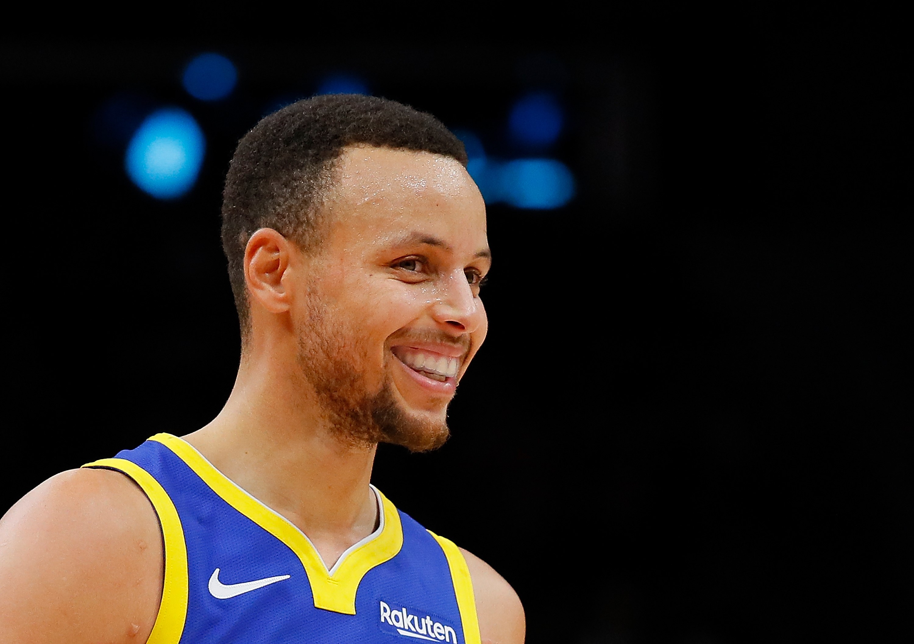 Stephen Curry, tout sourire sous le maillot de Golden State lors de la saison 2018-2019 de NBA.