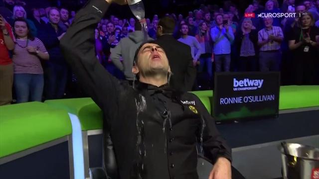 Ronnie O'Sullivan celebró su conquista del UK Championship echándose una botella de agua por encima Ronnie O'Sullivan celebró su conquista del UK Championship echándose una botella de agua por encima