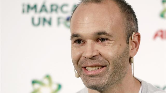 Iniesta: "Se tendría que explicar qué es el Balón de Oro" Iniesta: "Se tendría que explicar qué es el Balón de Oro"