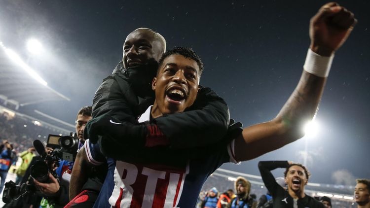 Video Les Joueurs Du Psg Ont Fêté Leur Qualification Sur