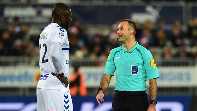Derrien : "Un arbitre qui chambre fait partie du jeu, arrêtons de les aseptiser !" Derrien : "Un arbitre qui chambre fait partie du jeu, arrêtons de les aseptiser !"