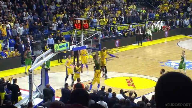 Schiacciata della vittoria firmata Poirier! Il Baskonia sbanca Tel Aviv Schiacciata della vittoria firmata Poirier! Il Baskonia sbanca Tel Aviv