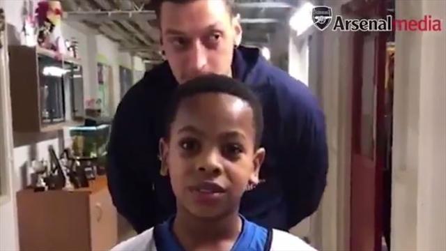 Su mayor ídolo, Mesut Özil, aparece detrás de él y se queda totalmente bloqueado: "Estoy soñando" Su mayor ídolo, Mesut Özil, aparece detrás de él y se queda totalmente bloqueado: "Estoy soñando"