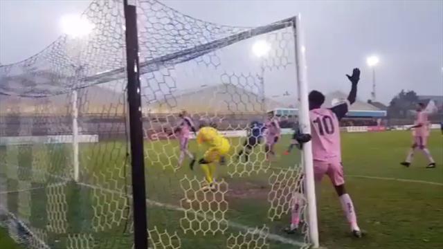 ¡El córner más agónico jamás visto! Hasta en seis ocasiones evitaron el gol bajo palos ¡El córner más agónico jamás visto! Hasta en seis ocasiones evitaron el gol bajo palos