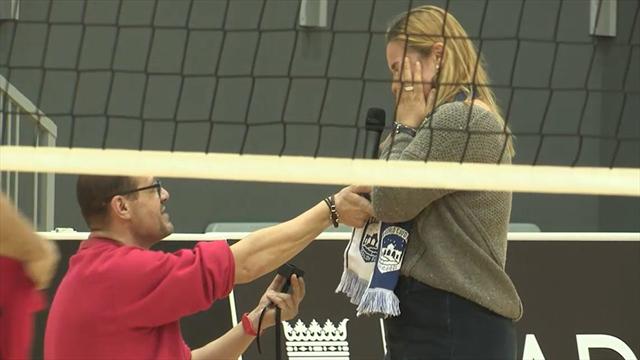 Emocionante pedida de mano durante un partido del Club Voleibol Madrid Emocionante pedida de mano durante un partido del Club Voleibol Madrid