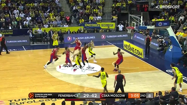 La giocata della serata è di Sloukas, che con un no-look manda a schiacciare Vesely La giocata della serata è di Sloukas, che con un no-look manda a schiacciare Vesely