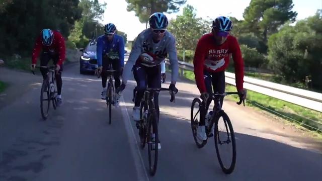 La original felicitación navideña del Team Sky con unos 'maillots' un tanto especiales La original felicitación navideña del Team Sky con unos 'maillots' un tanto especiales