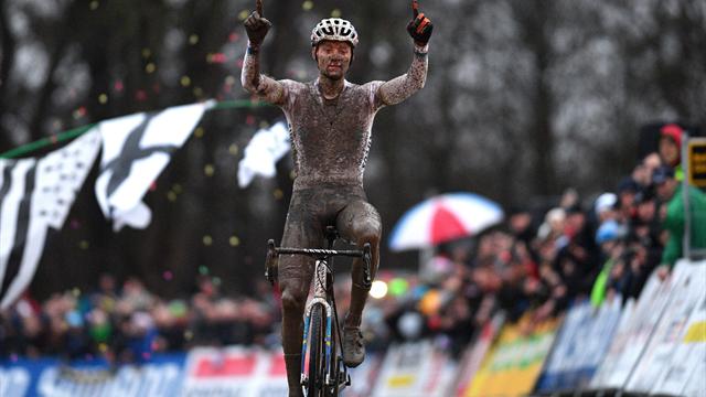 Indrukwekkend | Mathieu van der Poel ongenaakbaar in Namen Indrukwekkend | Mathieu van der Poel ongenaakbaar in Namen