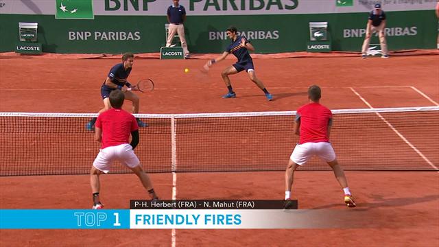Top 5: quando i tennisti vengono colpiti dai propri compagni di doppio Top 5: quando i tennisti vengono colpiti dai propri compagni di doppio