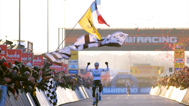 Veldrijden | Mathieu van der Poel ook in Zolder ongenaakbaar. Veldrijden | Mathieu van der Poel ook in Zolder ongenaakbaar.