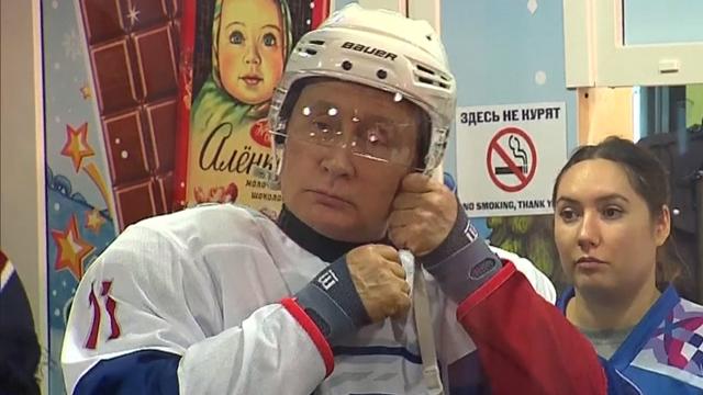 Vladimir Putin se anima a jugar hockey sobre hielo en la Plaza Roja de Moscú Vladimir Putin se anima a jugar hockey sobre hielo en la Plaza Roja de Moscú