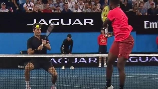 Autsch! Tiafoe schlägt Federer Ball ans Ohr Autsch! Tiafoe schlägt Federer Ball ans Ohr