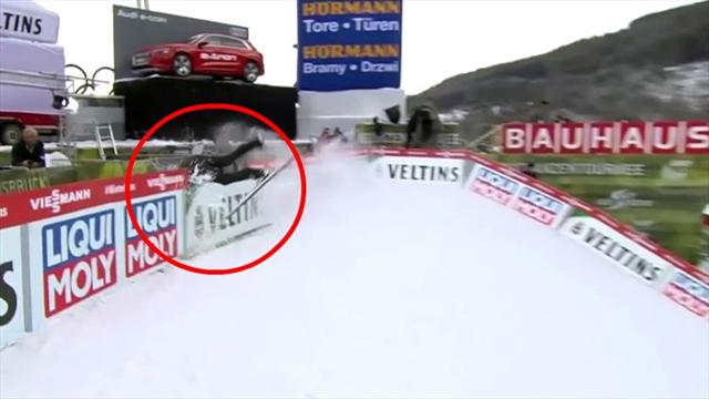 Spektakulärer Abflug! Springer geht in Innsbruck über die Bande Spektakulärer Abflug! Springer geht in Innsbruck über die Bande