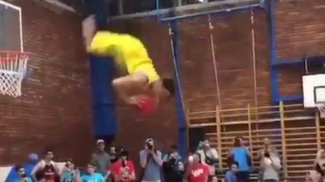 ¡Espectacular mate acrobático multitudinario! Las volteretas no se acababan nunca ¡Espectacular mate acrobático multitudinario! Las volteretas no se acababan nunca