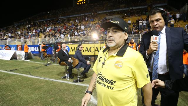 Maradona opéré avec succès, reste hospitalisé