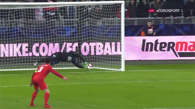 Avant sa sortie hasardeuse, Mandanda avait sauvé l'OM après une magnifique reprise Avant sa sortie hasardeuse, Mandanda avait sauvé l'OM après une magnifique reprise