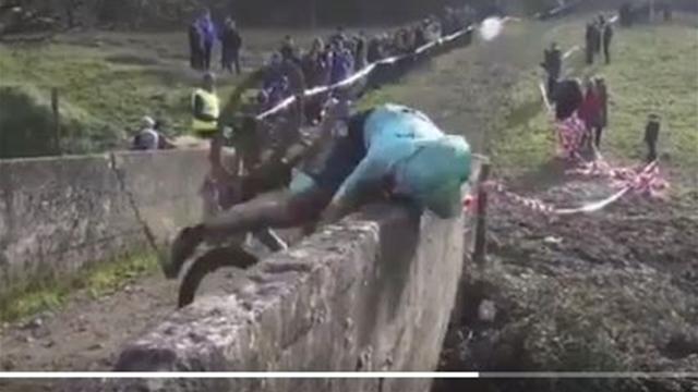 Durísimo accidente de los hermanos Izagirre, Gorka especialmente, en el ciclocross de Ormaiztegi