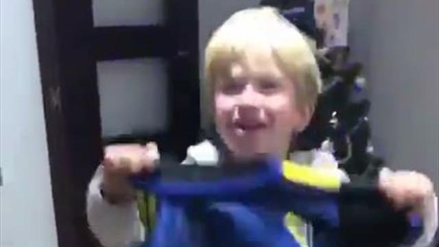La ilusión de un pequeño al recibir por Reyes la camiseta del Cádiz La ilusión de un pequeño al recibir por Reyes la camiseta del Cádiz