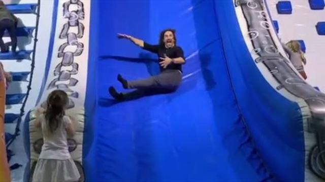 Puyol se lo pasa como un niño intentando escalar por un tobogán hinchable Puyol se lo pasa como un niño intentando escalar por un tobogán hinchable
