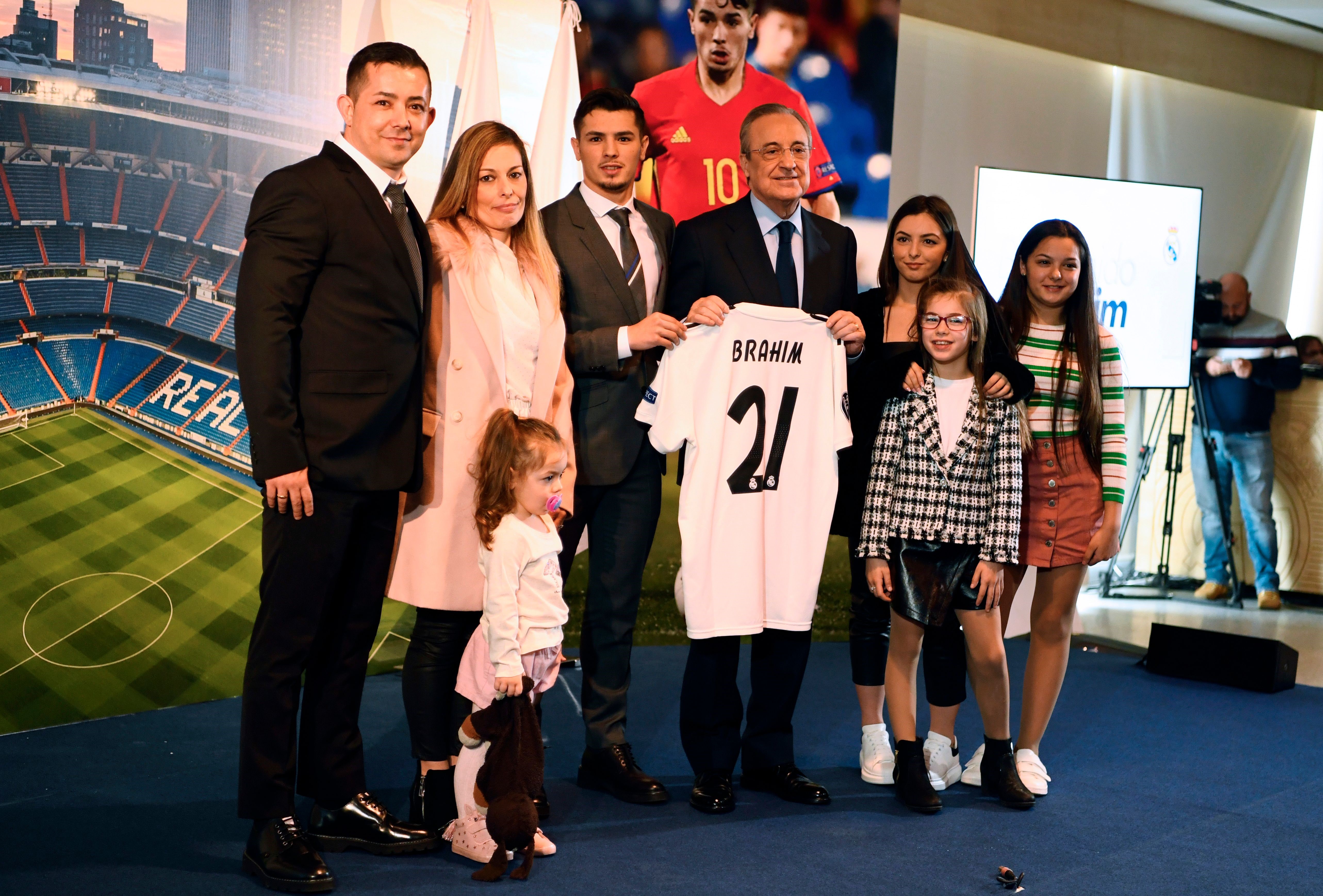 Brahim Diaz pose aux côtés de Florentino Pérez avec le maillot du Real Madrid