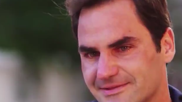 Federer scoppia in lacrime ricordando l'allenatore morto