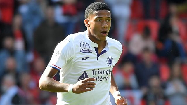 Le Barça espère en faire son "nouveau Varane" : voici Todibo, la nouvelle recrue catalane Le Barça espère en faire son "nouveau Varane" : voici Todibo, la nouvelle recrue catalane