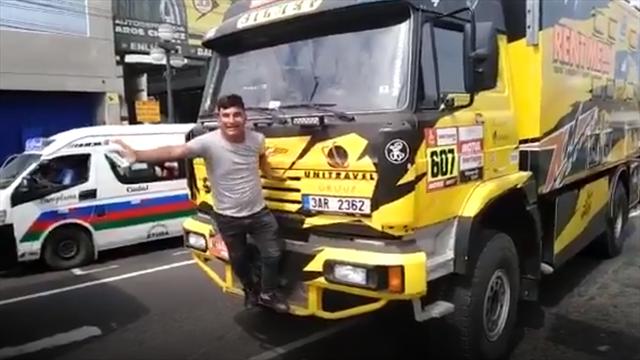 El selfie más desafortunado: Rompe un camión del Dakar por hacerse una foto El selfie más desafortunado: Rompe un camión del Dakar por hacerse una foto
