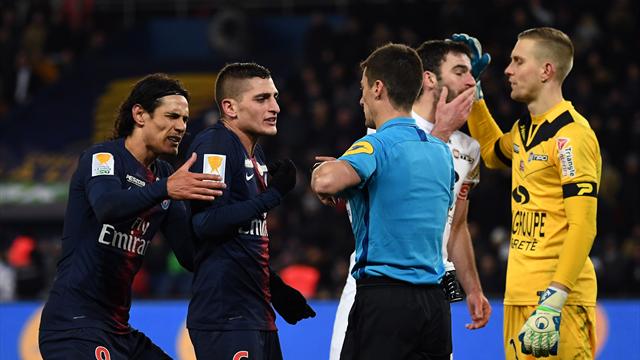 "Ils sont trois fois dans notre surface, trois penalties sont sifflés…"