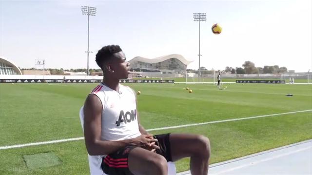 El detallazo de Pogba en mitad de una entrevista evitando un pelotazo El detallazo de Pogba en mitad de una entrevista evitando un pelotazo