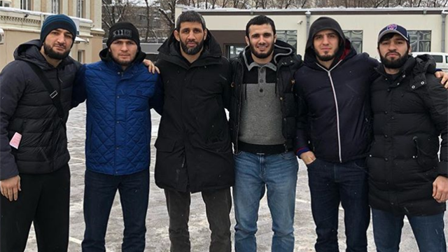 «Если один из нас идет на войну – мы все идем на войну». Хабиб выложил фото с командой