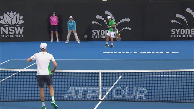 Schwartzman dietro la schiena, poi Seppi sbaglia lo smash Schwartzman dietro la schiena, poi Seppi sbaglia lo smash