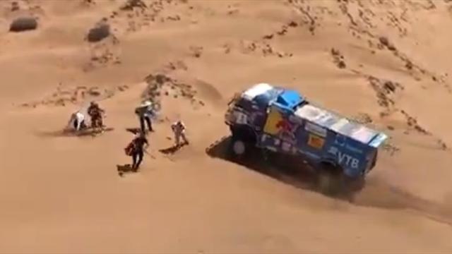 Un camión atropella a un espectador en el Dakar y le expulsan por no asistir al herido Un camión atropella a un espectador en el Dakar y le expulsan por no asistir al herido
