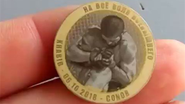 Хабиб получил юбилейную монетку со своим изображением и похвастался ею в инстаграме