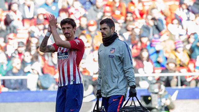 Nueva lesión muscular en el Atlético: Savic se rompe a los ocho minutos ante el Levante