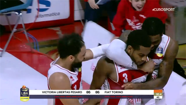 Gli dèi del basket sono con Artis! Tripla per l'overtime e Pesaro torna a vincere Gli dèi del basket sono con Artis! Tripla per l'overtime e Pesaro torna a vincere