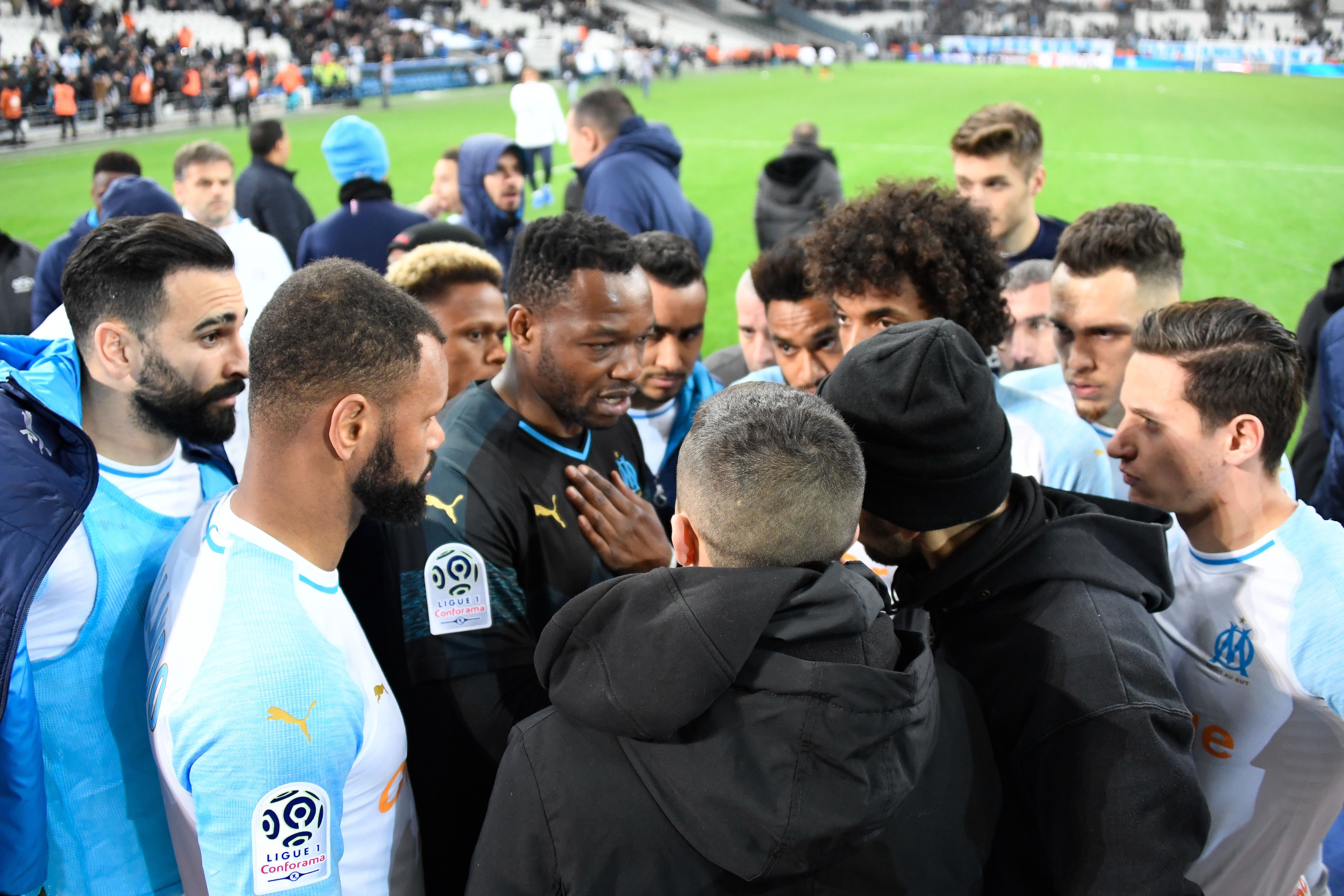 Steve Mandanda et les joueurs de l'OM discutent avec les groupes de supporters au Vélodrome après OM-Monaco / Ligue 1
