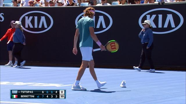 Oops, Tsitsipas perde una scarpa durante uno scambio con Berrettini Oops, Tsitsipas perde una scarpa durante uno scambio con Berrettini