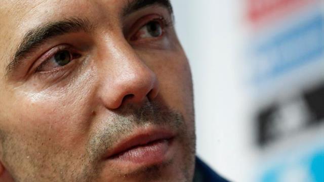 Aspas realiza carrera continúa sobre el césped pero tiene difícil reaparecer